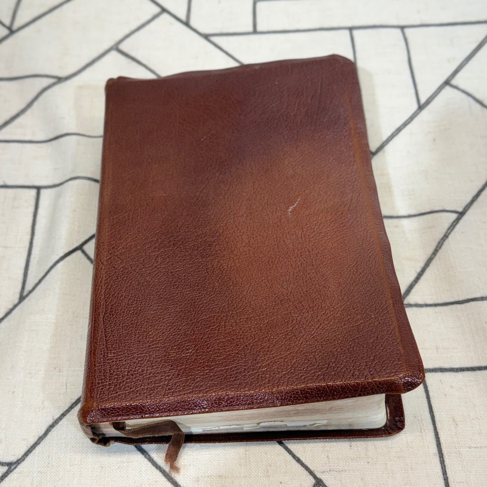 Moody Press Ryrie Study Bible NKJV Brown Leather Red Letter Index 1985